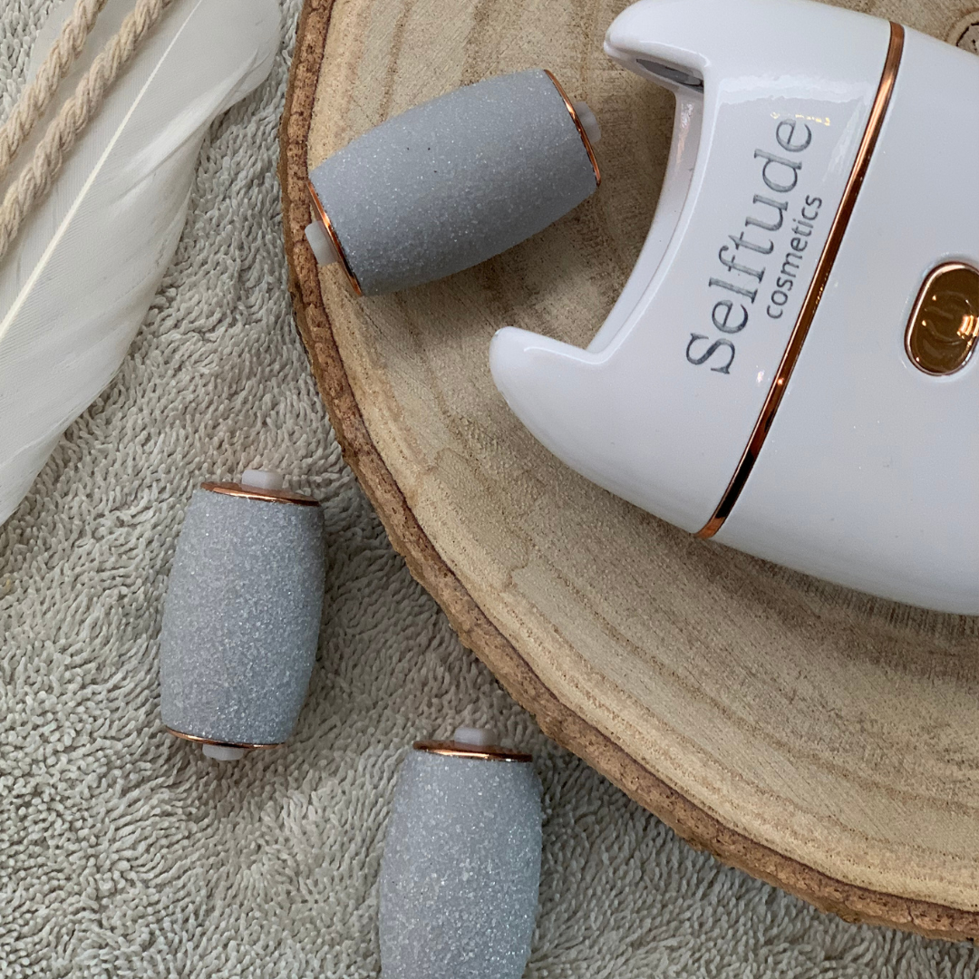 Selftude® NEU-Elektrischer Hornhautentferner IPX7 - Wasserfest - 2 Geschwindigkeiten - LED Akku Anzeige + 3 verschiedene Rollen