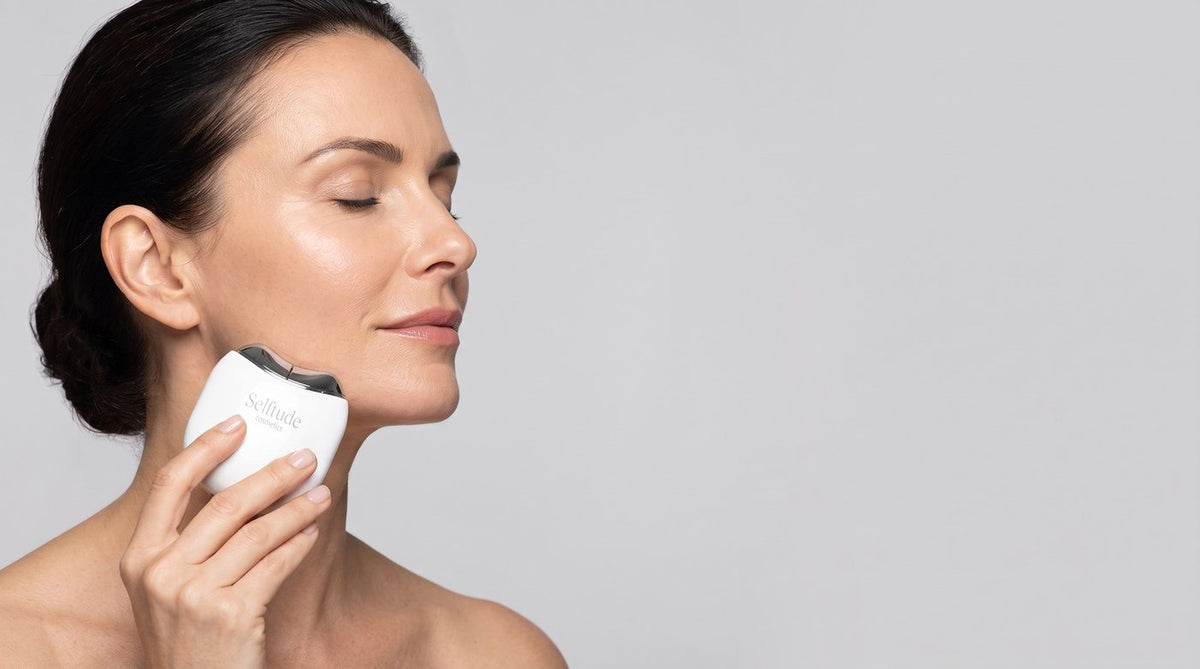 EMS Gua Sha Pro an der Kinnlinie