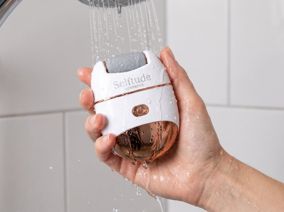 Hornhautentferner unter der Dusche