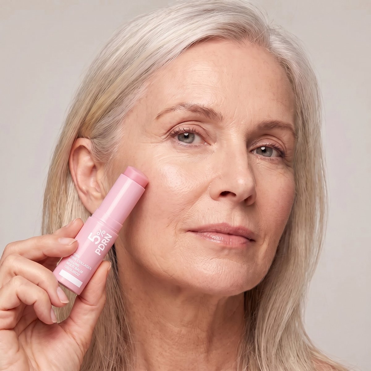 Frau mit dem Lachs-Collagen-Balm